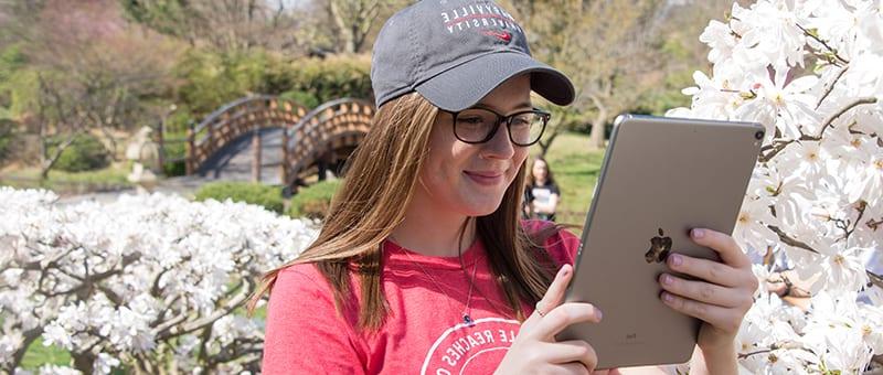 Maryville student using iPad to take video